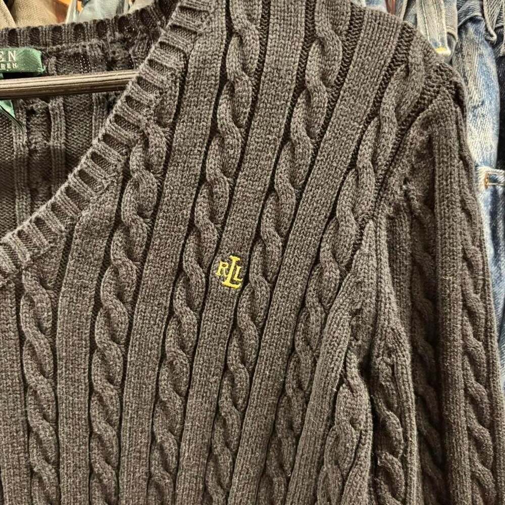 vintage black lauren ralph lauren woman’s v-neck cable knit sweater
woman’s si - Picture 2 of 8